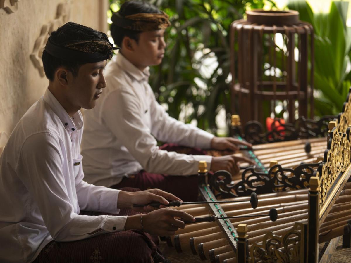 Hotel Adiwana Suweta Ubud Exterior foto A gamelan player