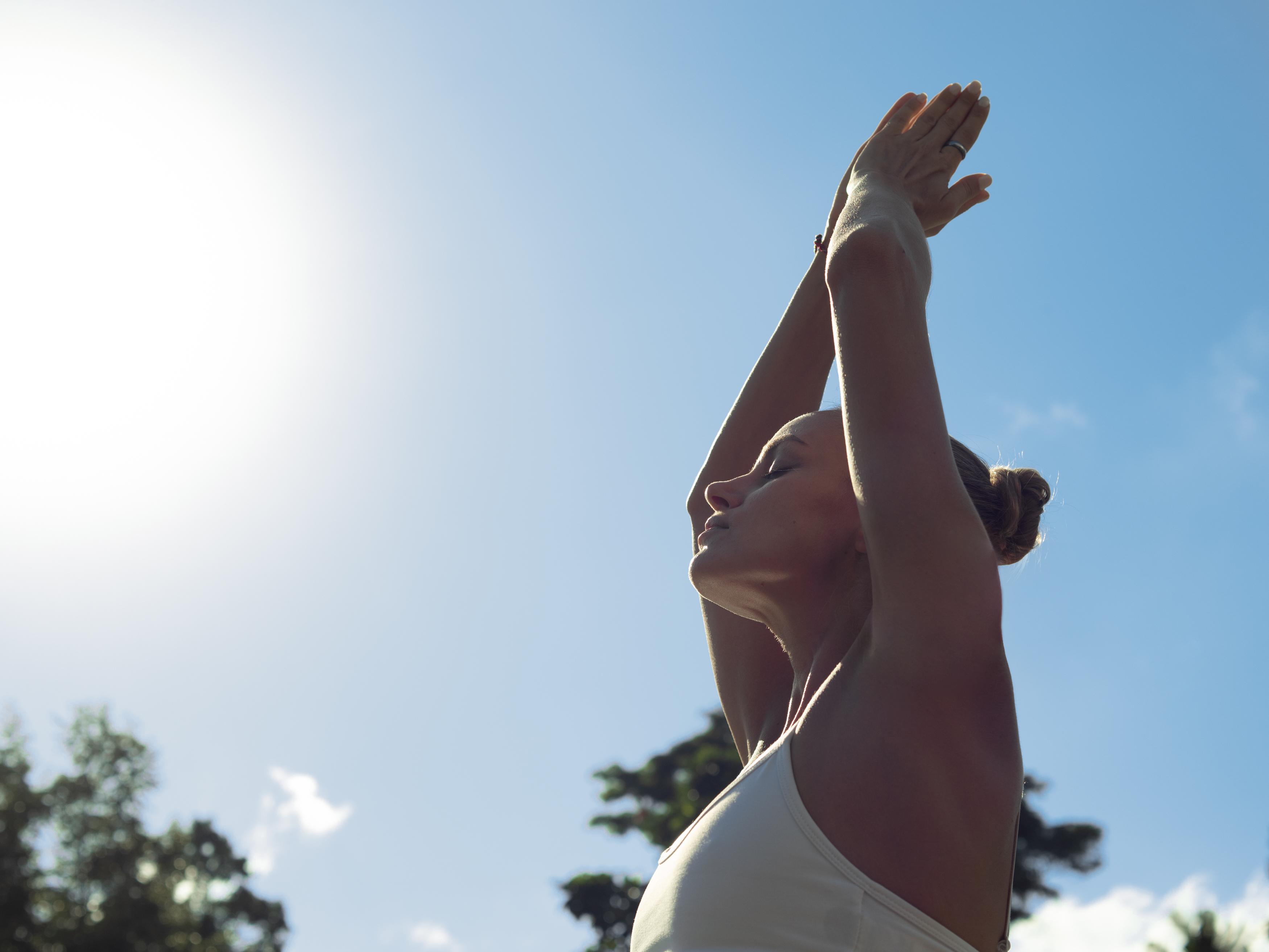 Hotel Adiwana Suweta Ubud Exterior foto A woman practicing yoga