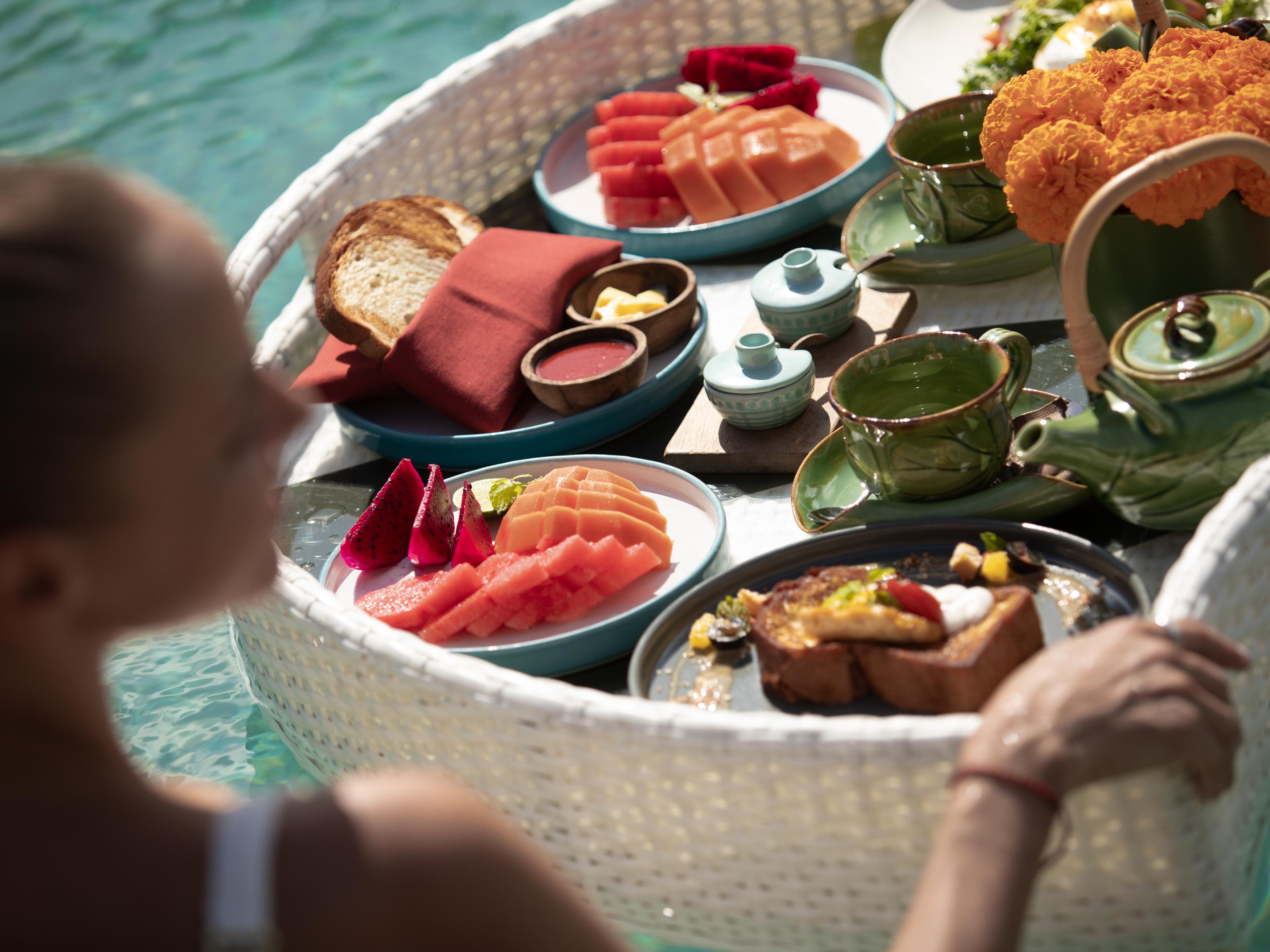 Hotel Adiwana Suweta Ubud Exterior foto A floating breakfast at Alila Villas Uluwatu