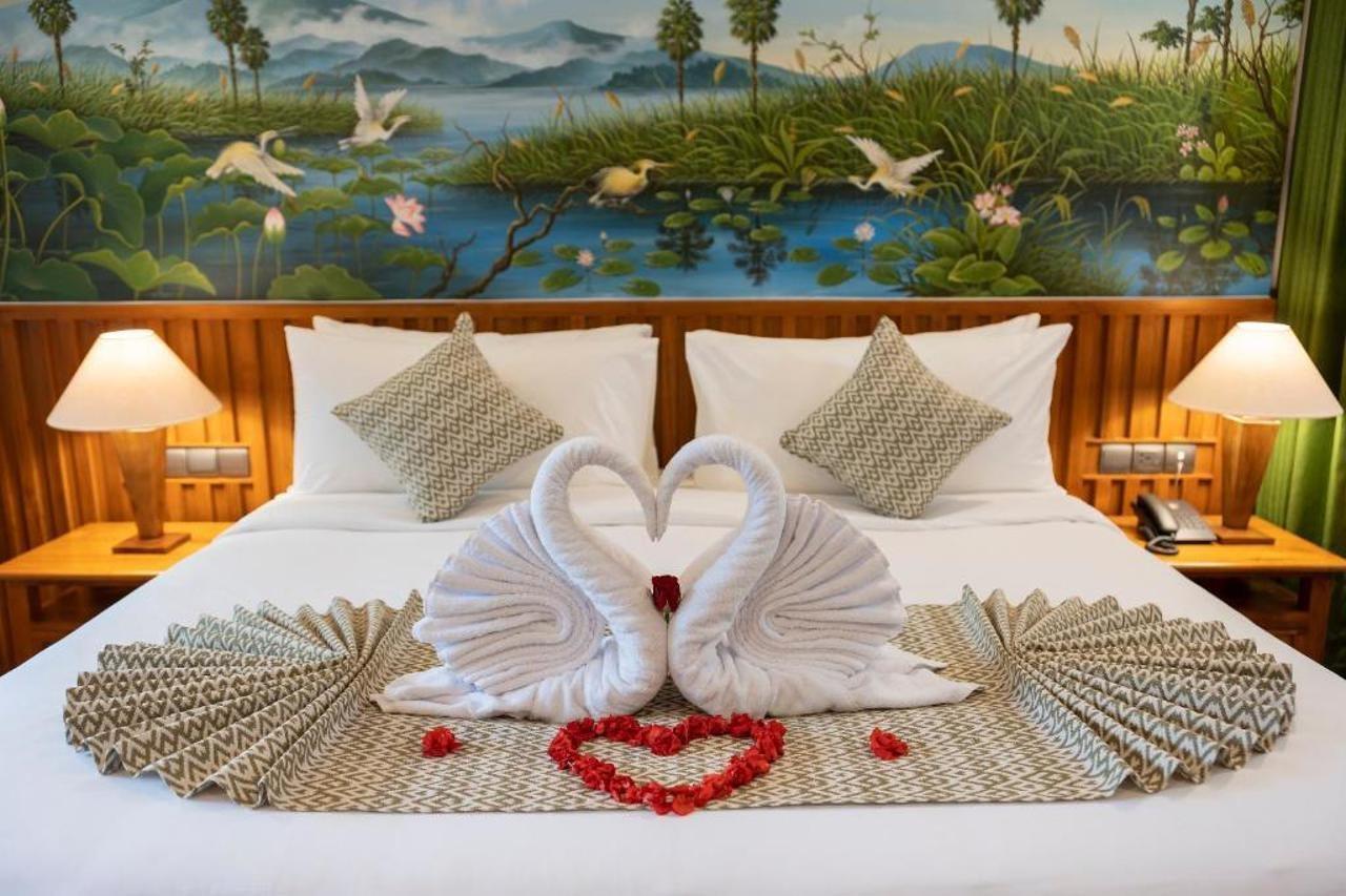 Hotel Adiwana Suweta Ubud Exterior foto A bed with a towel swan