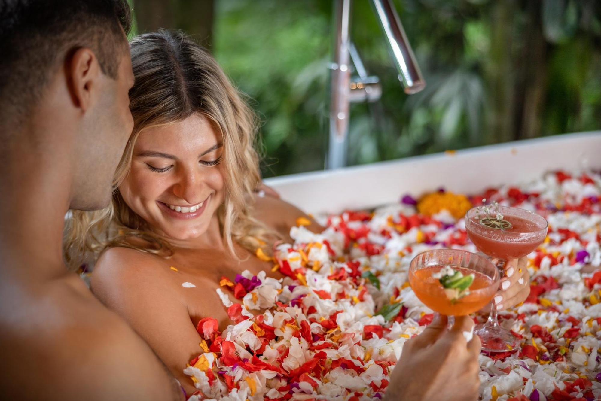 Hotel Adiwana Suweta Ubud Exterior foto A couple in a flower bath